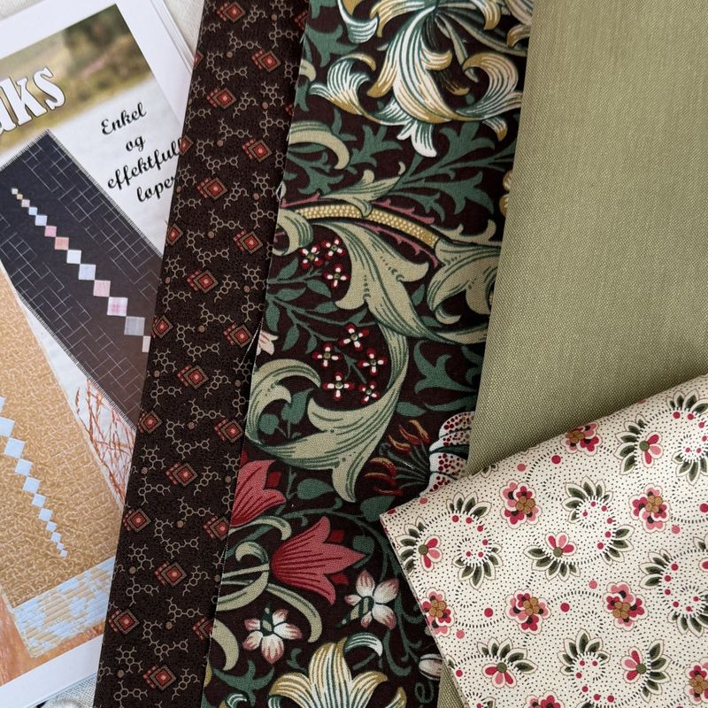Kornaks grønn William Morris  - matrpk  løper med ramme på endestykke 
