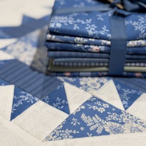 Something Blue og jorbærstjerner stoffpakke (inkl 80cm hvitt stoff)
