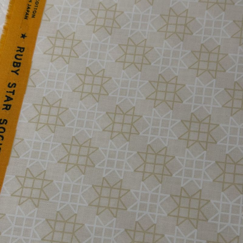 Ruby Star - Stjerner i hvitt og beige på kremfarget bunn