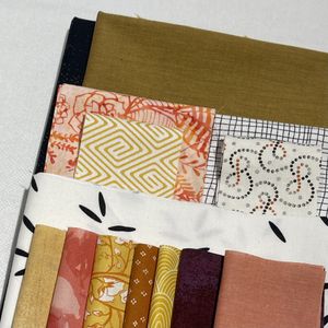 Log Cabin-inspirerte høner - materialpakke løper med okerfarge bunn