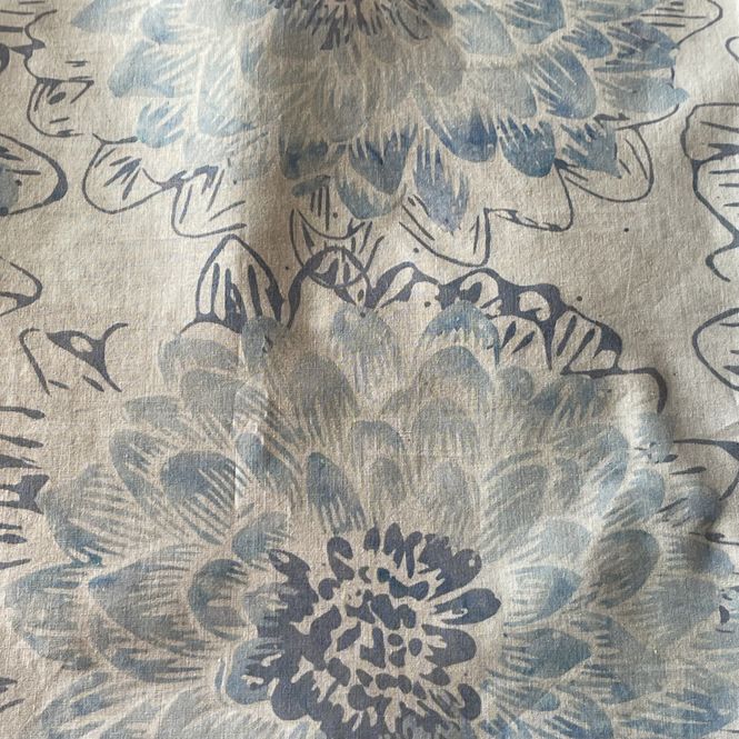 Hovedbilde Batikk - lys blå med rosetter