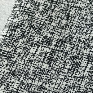 Skraverte linjer i koks på hvit bunn