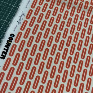 E Bond - Oransj på naturhvit bunn.