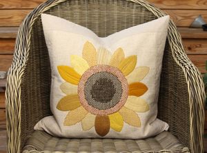 Gul pute med solsikker -  Startpakke med Aida, broderigarn og applikasjonspapir