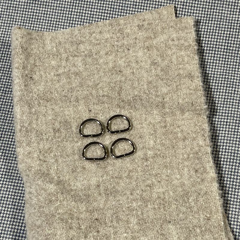 Til broderimappe - deilig ullfilt i beige og 4 ringer i  gammel 